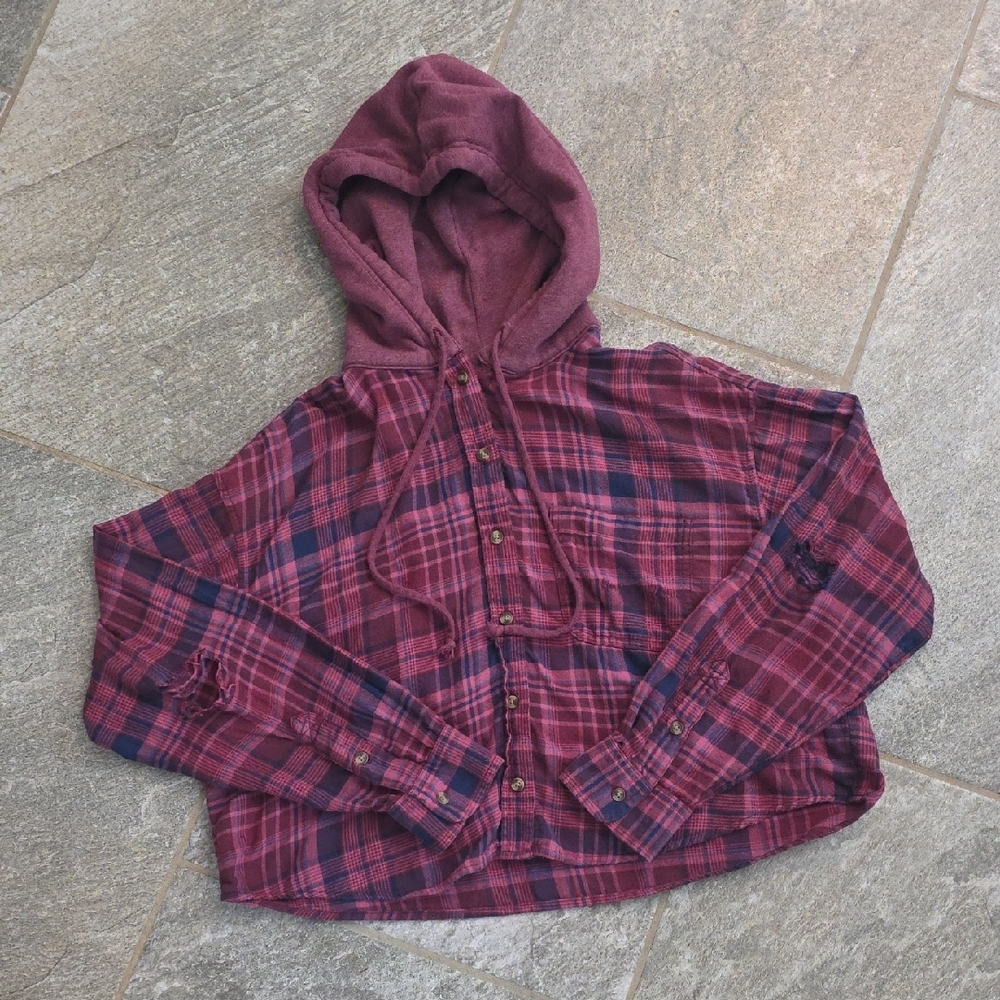 👪 AEO Burgundy Plaid Button Down Light Weight Cropped Distressed Shirt Size M